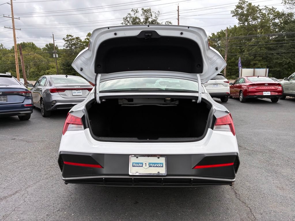 Used 2025 Hyundai Elantra Limited FWD image 11