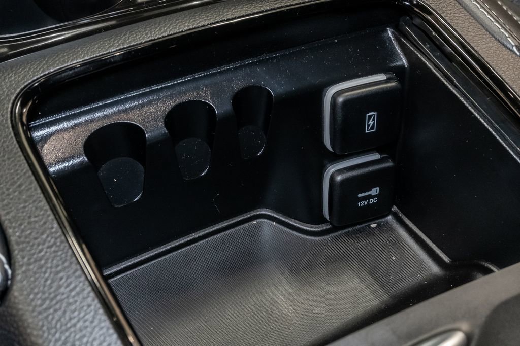 Used 2023 Chrysler Pacifica Limited w/ Uconnect Theater Family Group image 25