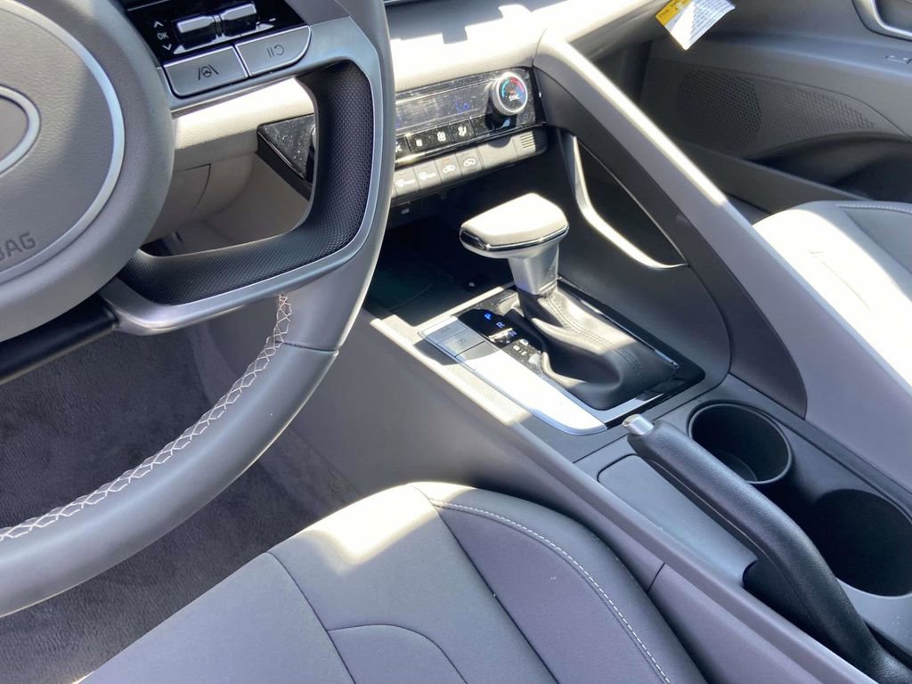 Certified 2025 Hyundai Elantra Sport FWD image 19
