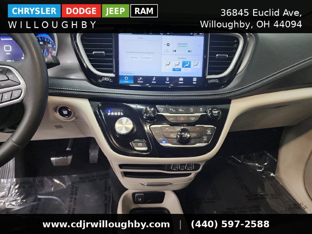 Used 2023 Chrysler Pacifica Touring-L AWD/4WD image 20