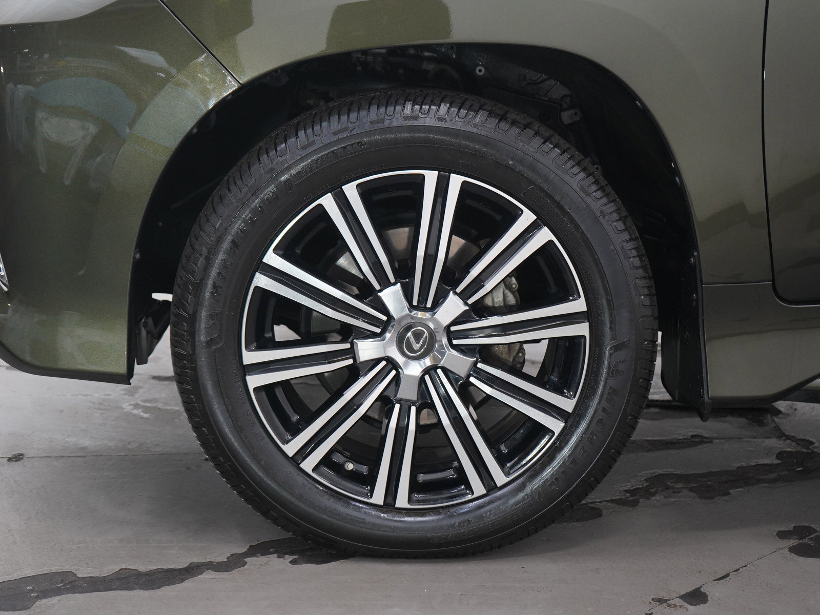 Used 2021 Lexus LX 570 4WD w/ Luxury Package image 33