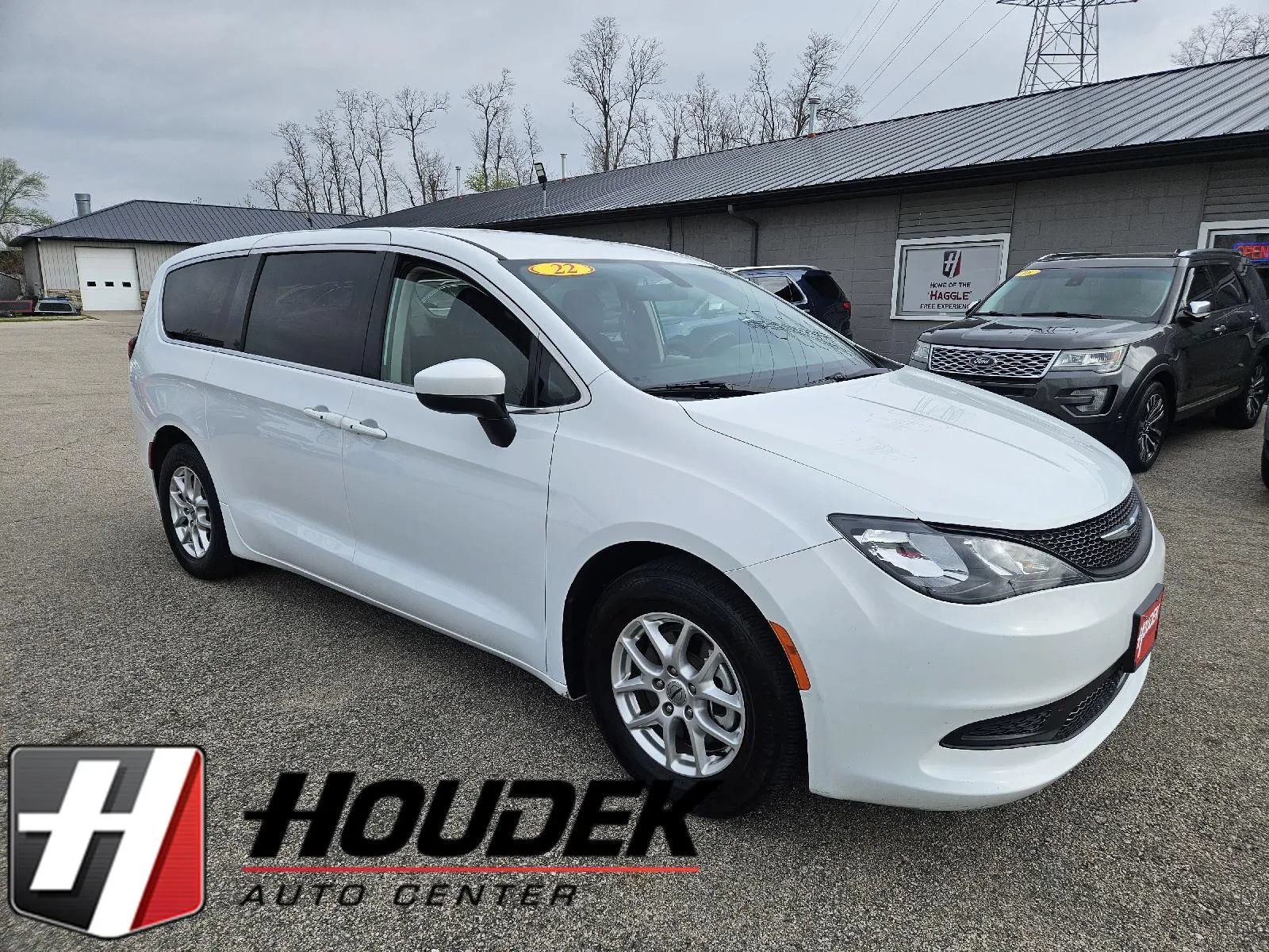 Used 2022 Chrysler Voyager LX FWD image 1