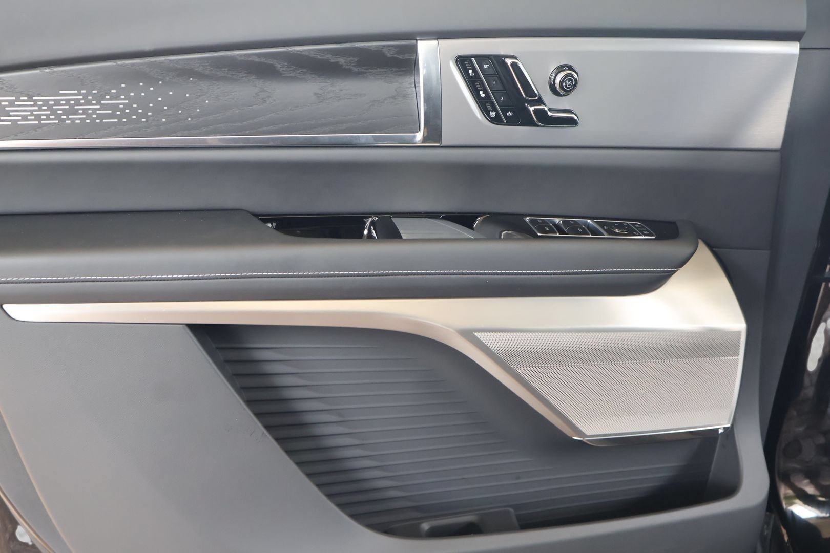 Certified 2026 Cadillac Vistiq Luxury w/ LPO, Floor Liner Package AWD/4WD image 9