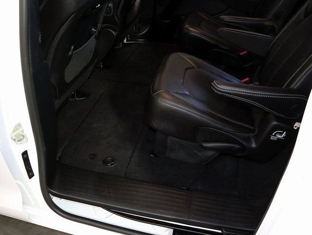 Used 2026 Chrysler Pacifica Select image 24