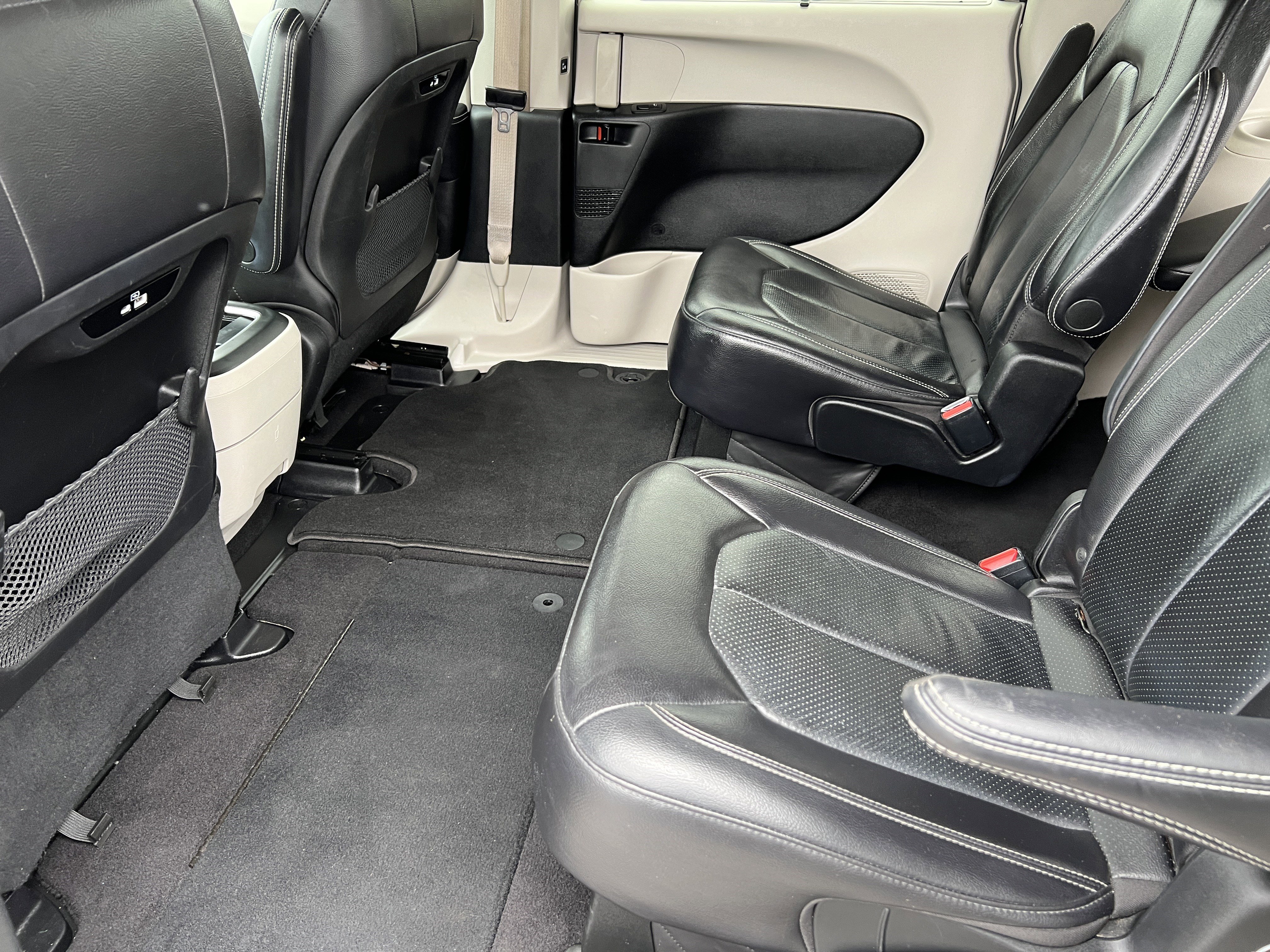 Used 2022 Chrysler Pacifica Touring-L FWD image 14