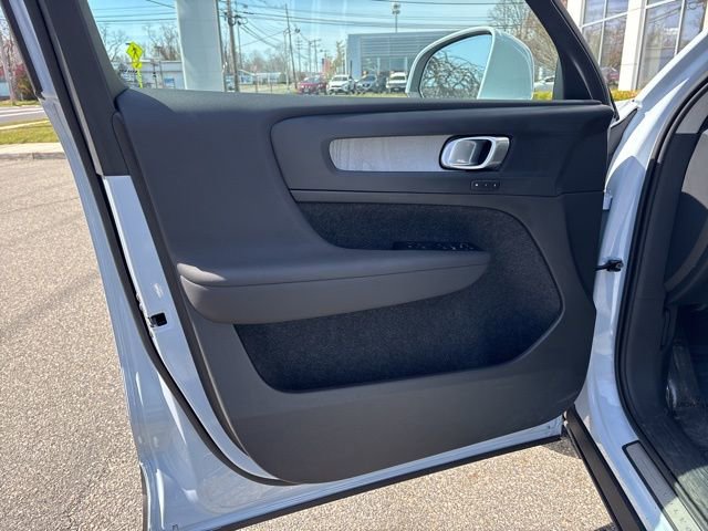 Used 2025 Volvo XC40 B5 Core image 16