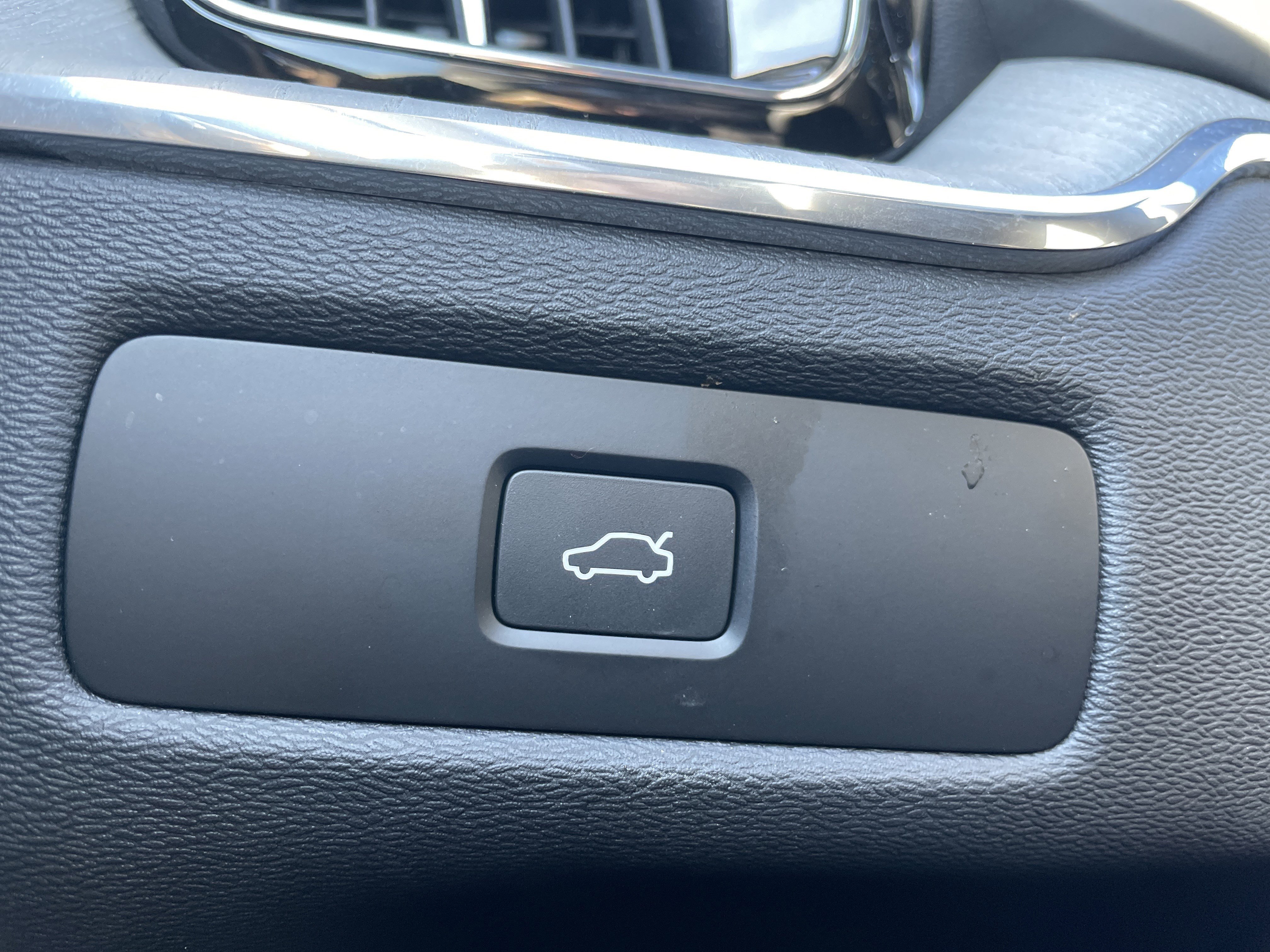 Used 2025 Volvo XC60 B5 Plus image 43