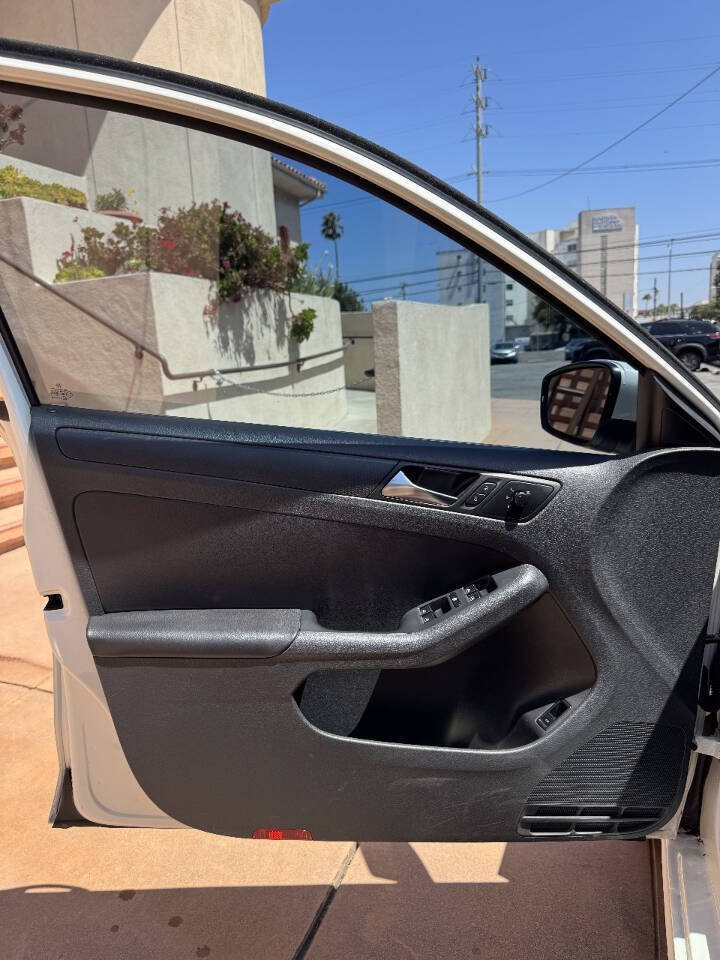 Used 2011 Volkswagen Jetta SE FWD image 23