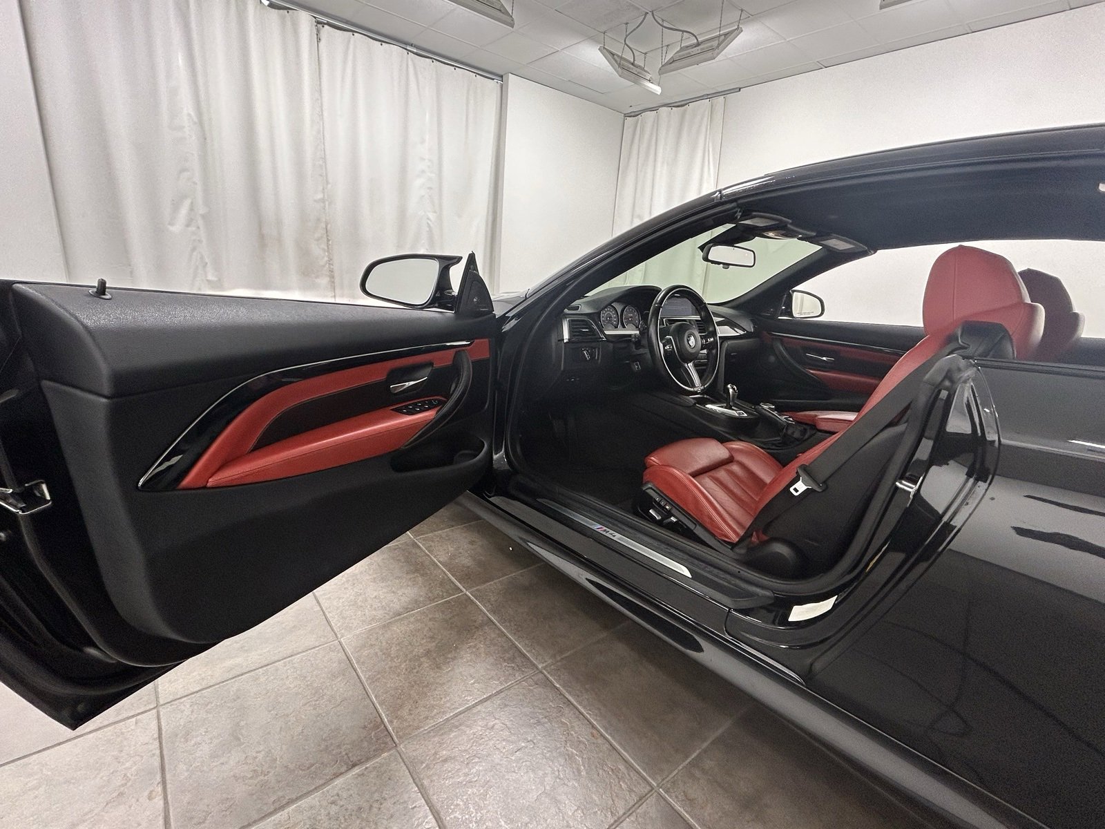 Used 2016 BMW M4 Convertible image 27