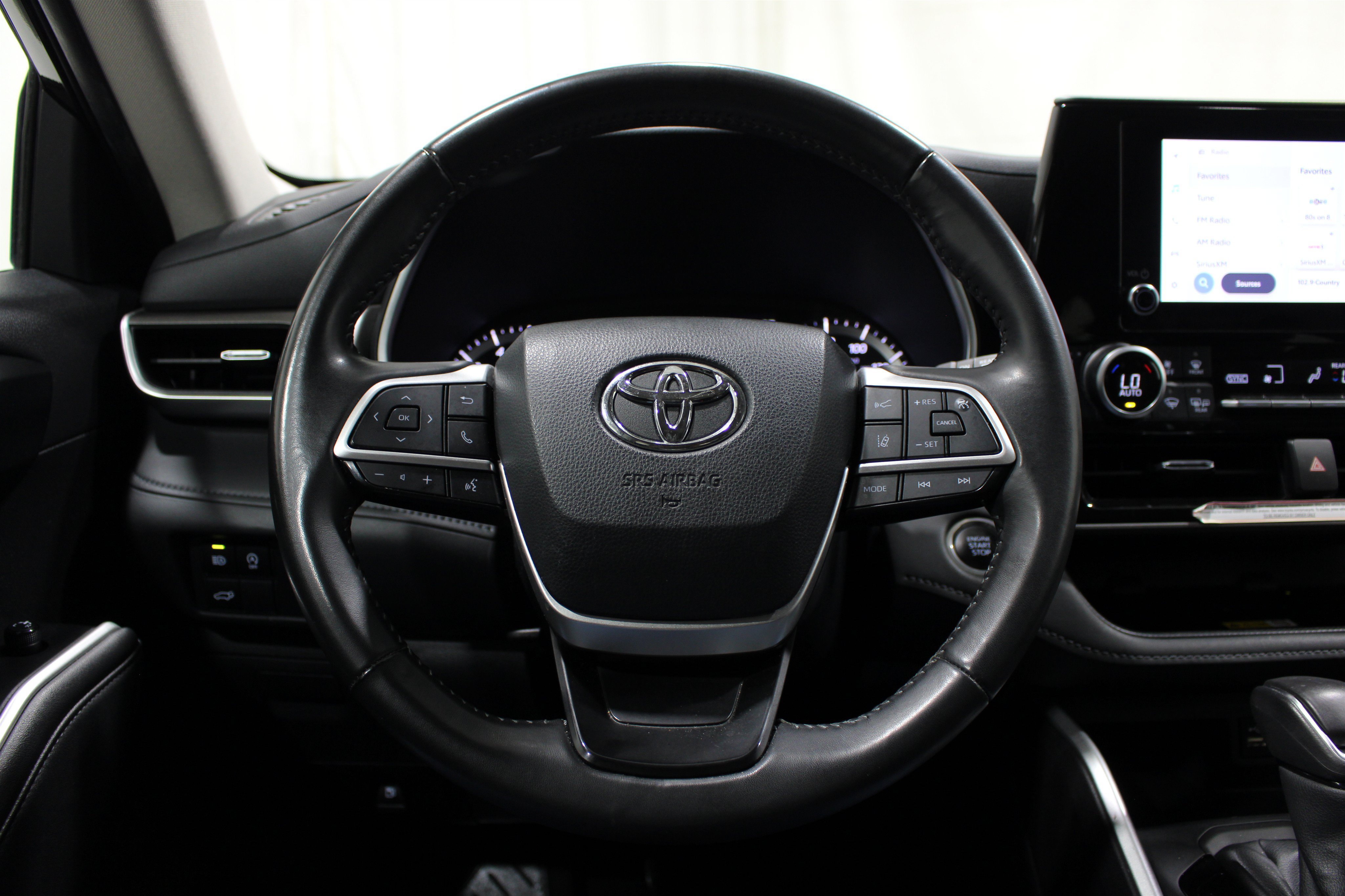 Used 2024 Toyota Highlander XLE AWD/4WD image 10
