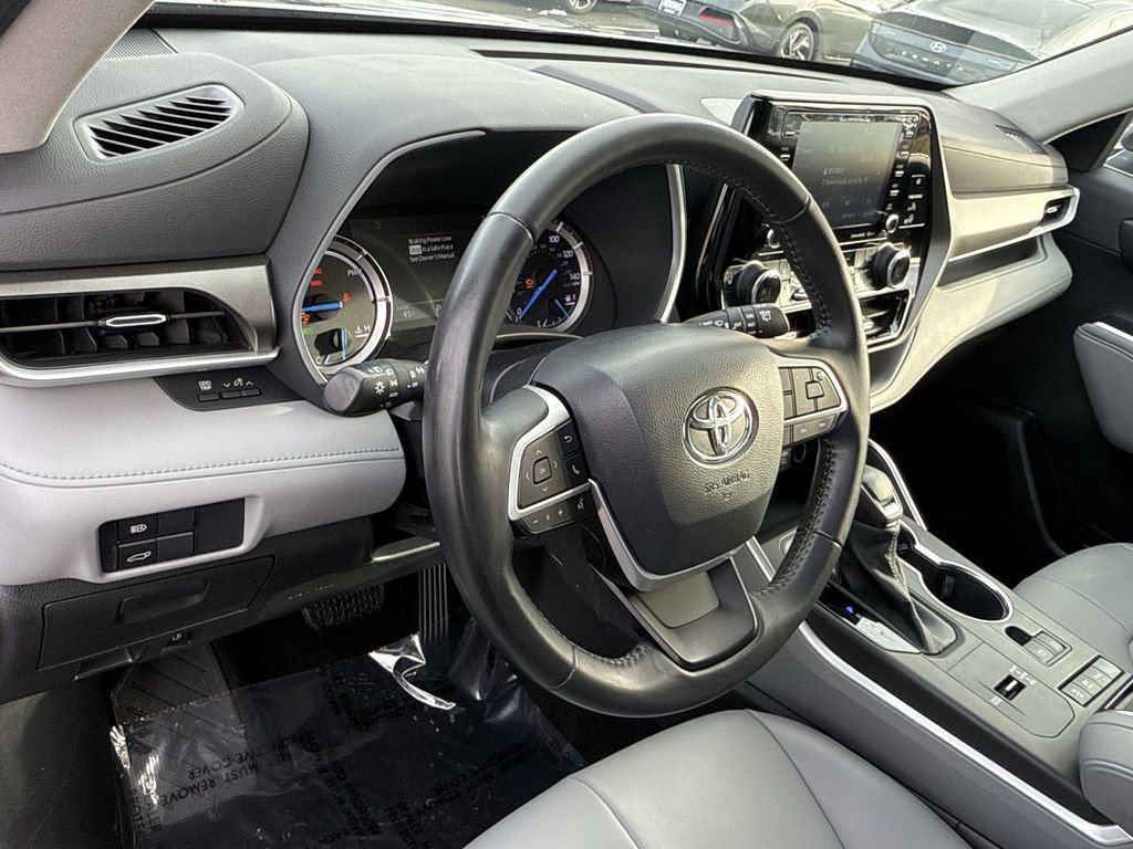 Used 2022 Toyota Highlander XLE image 16