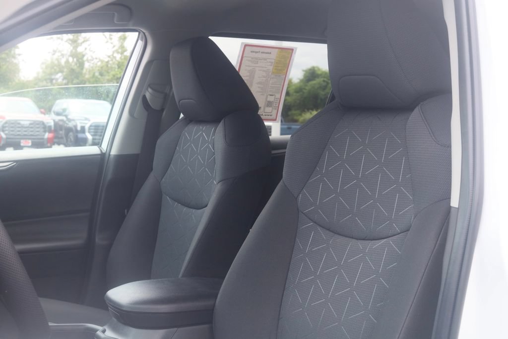 Used 2025 Toyota RAV4 XLE AWD/4WD image 25
