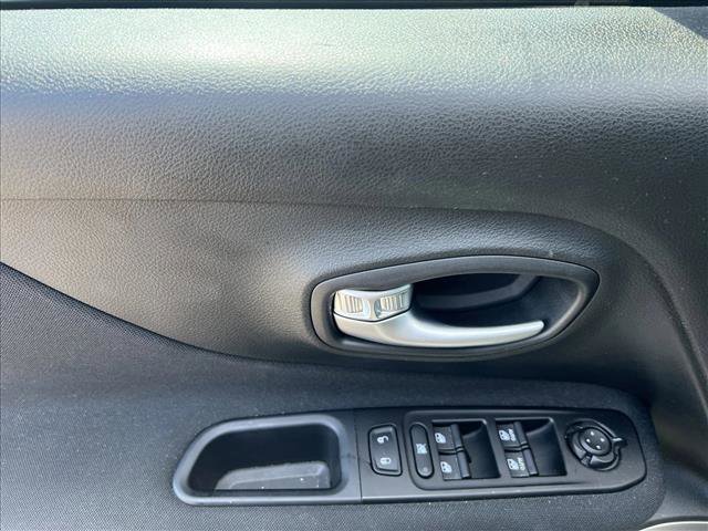 Used 2021 Jeep Renegade Latitude image 10