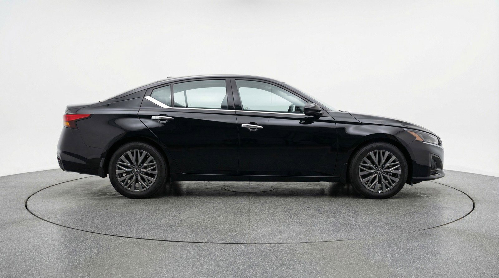 Used 2025 Nissan Altima 2.5 SV FWD image 11