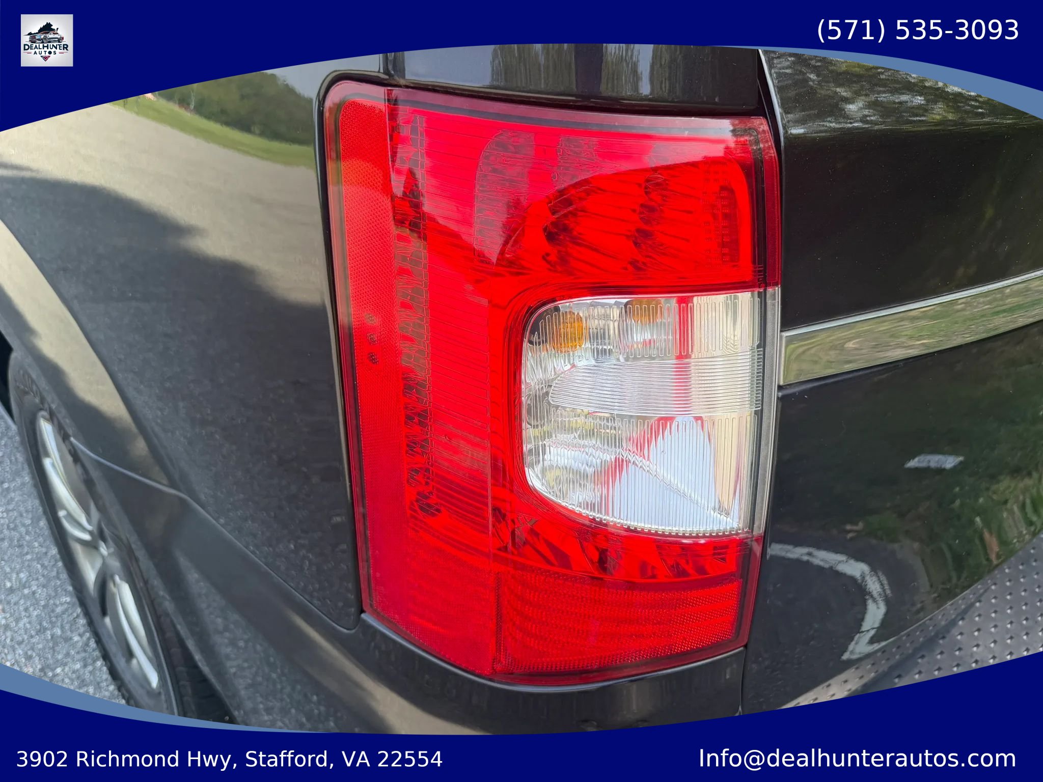 Used 2015 Chrysler Town & Country S FWD image 11