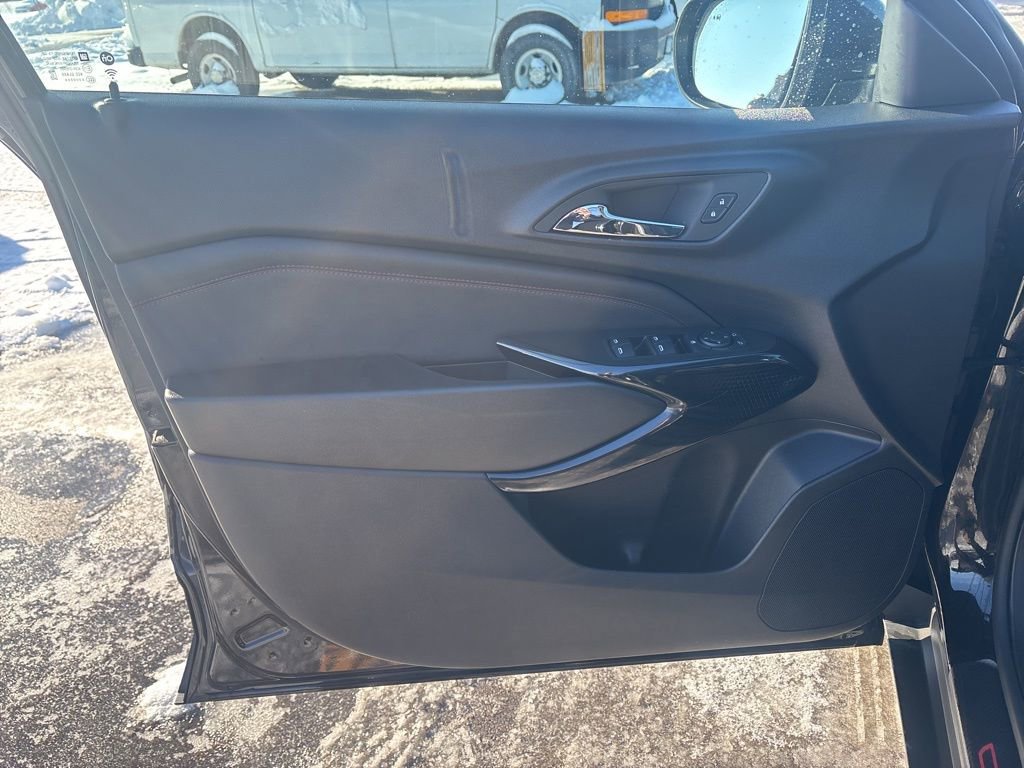 Used 2025 Chevrolet Trax RS w/ Sunroof Package image 15