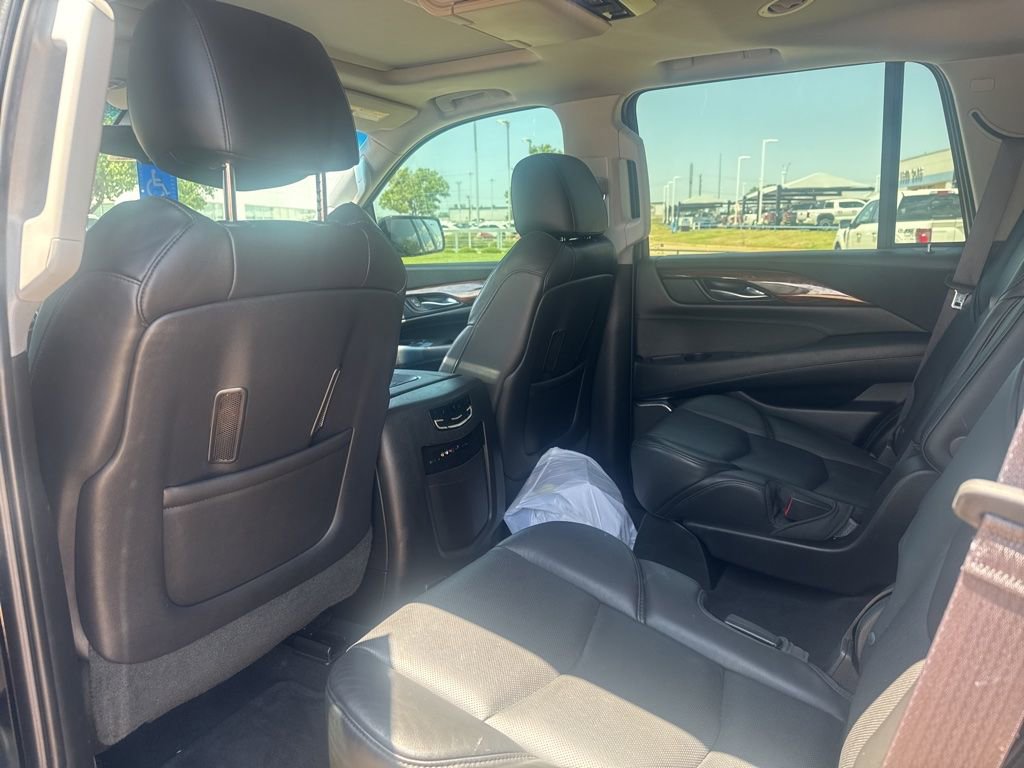 Used 2015 Cadillac Escalade Luxury AWD/4WD image 3