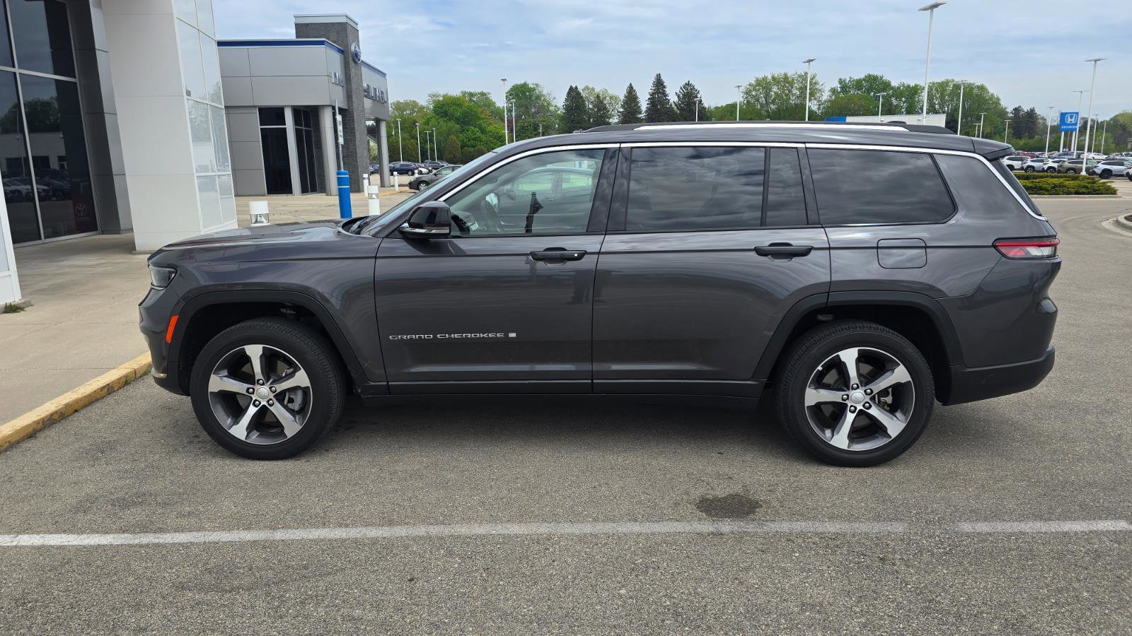 Used 2023 Jeep Grand Cherokee L Limited w/ Trailer Tow Group (B) AWD/4WD image 16