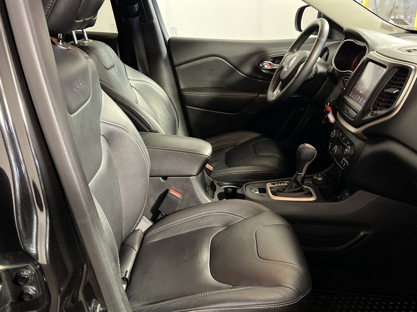 Used 2015 Jeep Cherokee Latitude w/ Cold Weather Group image 27