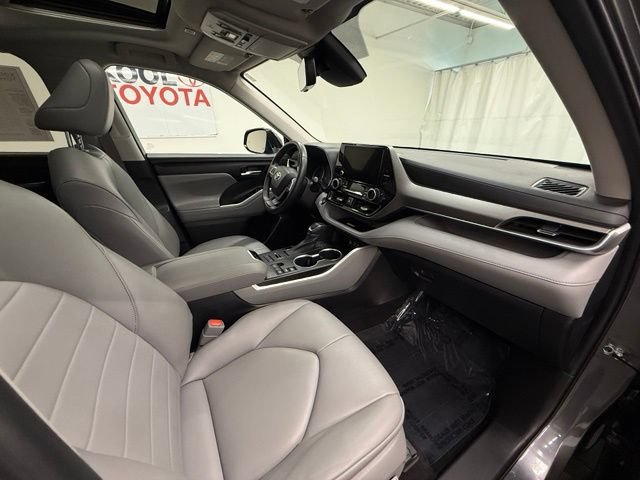 Used 2023 Toyota Highlander XLE AWD/4WD image 9