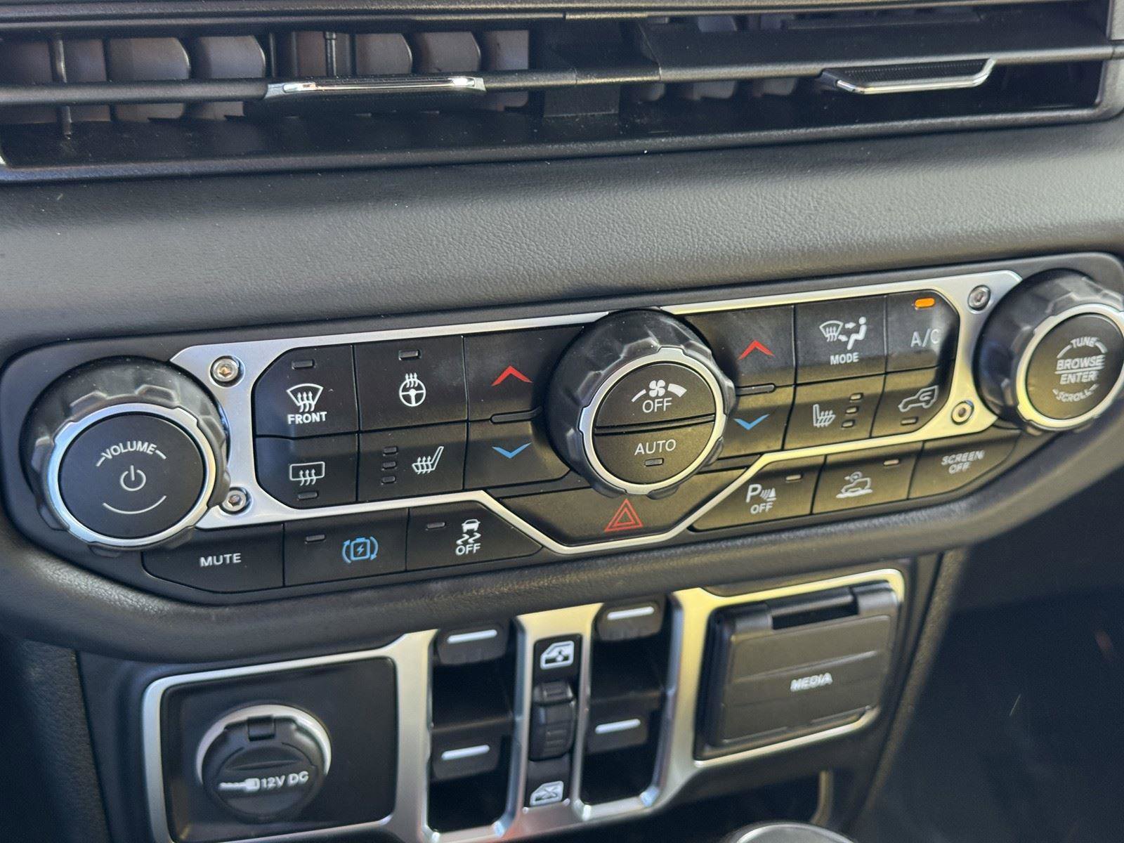 Certified 2025 Jeep Wrangler Sahara w/ Safety Group AWD/4WD image 18