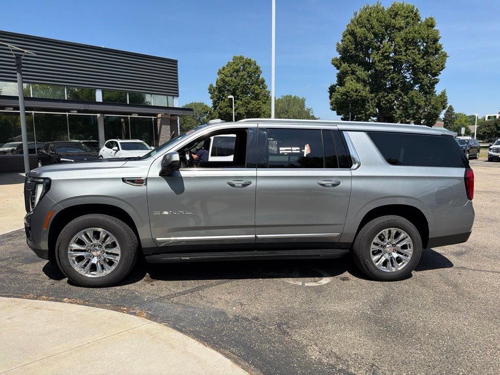 Used 2025 GMC Yukon XL Denali AWD/4WD image 3