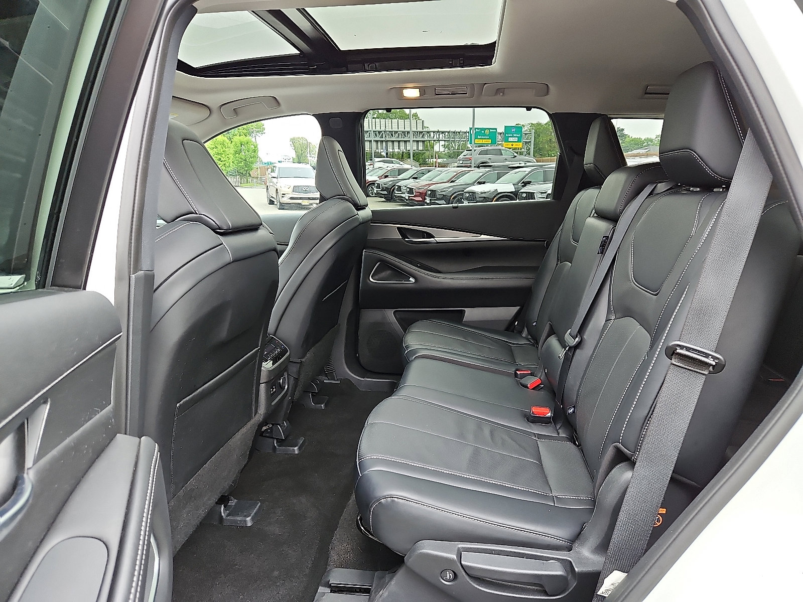 Certified 2023 INFINITI QX60 Luxe w/ Performance Audio Package image 10