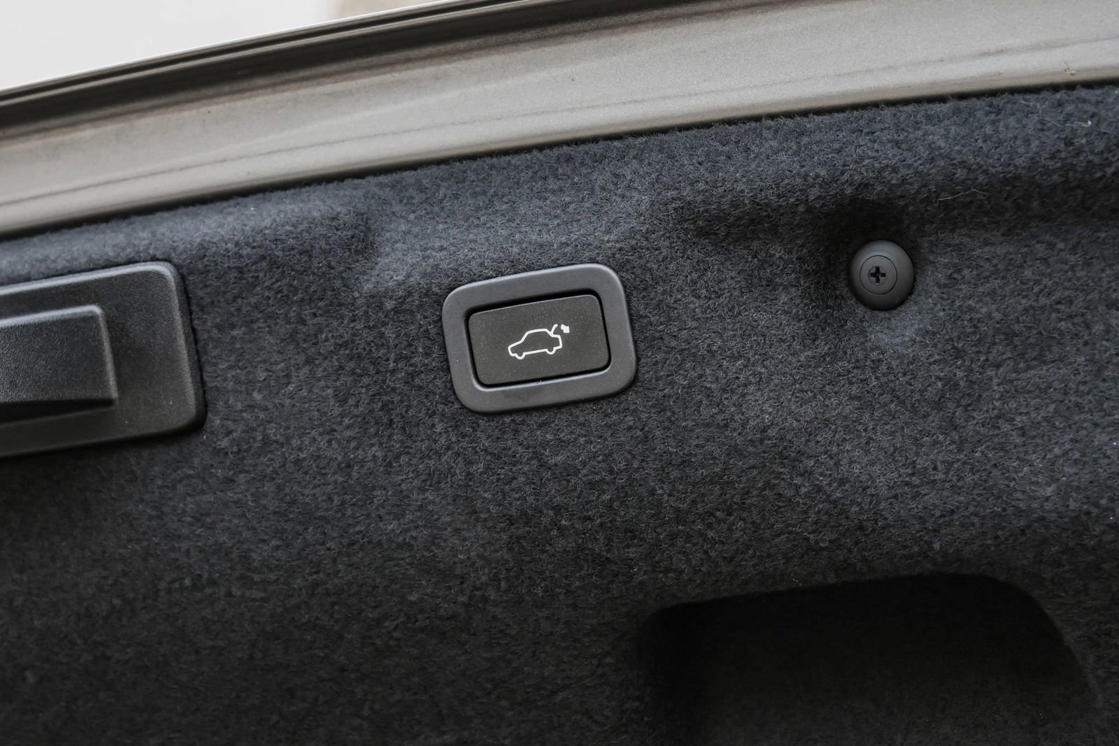 Used 2019 Jaguar XE S image 70