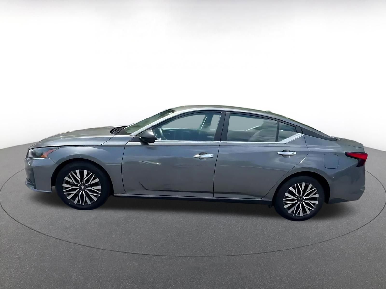 Used 2025 Nissan Altima 2.5 SV FWD image 9