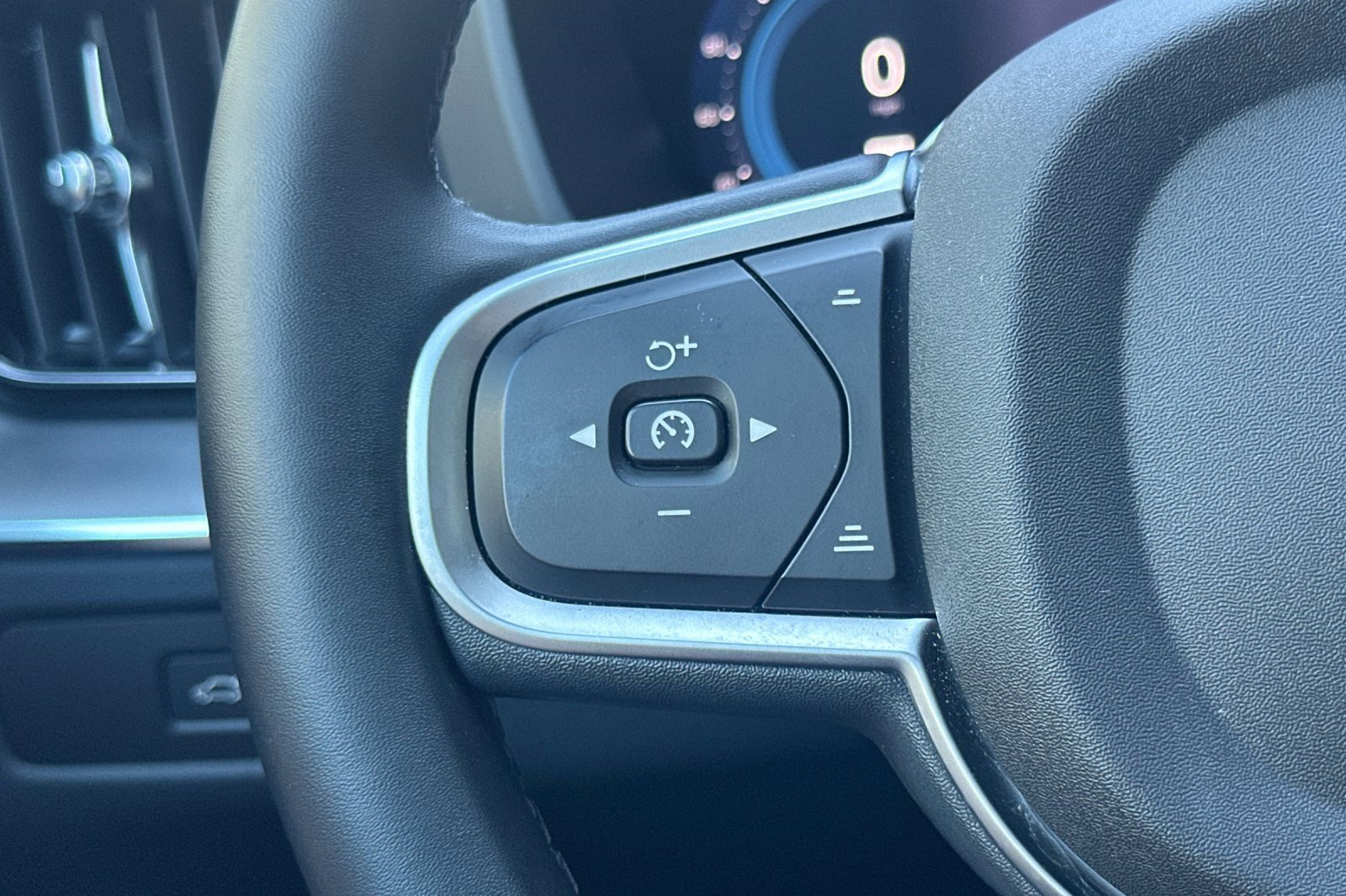 Used 2025 Volvo XC60 B5 Core image 30