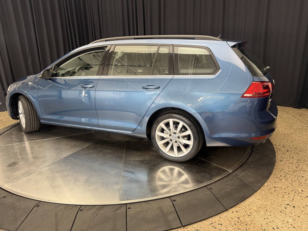 Used 2017 Volkswagen Golf SEL FWD image 5