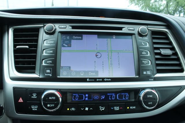 Used 2017 Toyota Highlander Limited AWD/4WD image 21