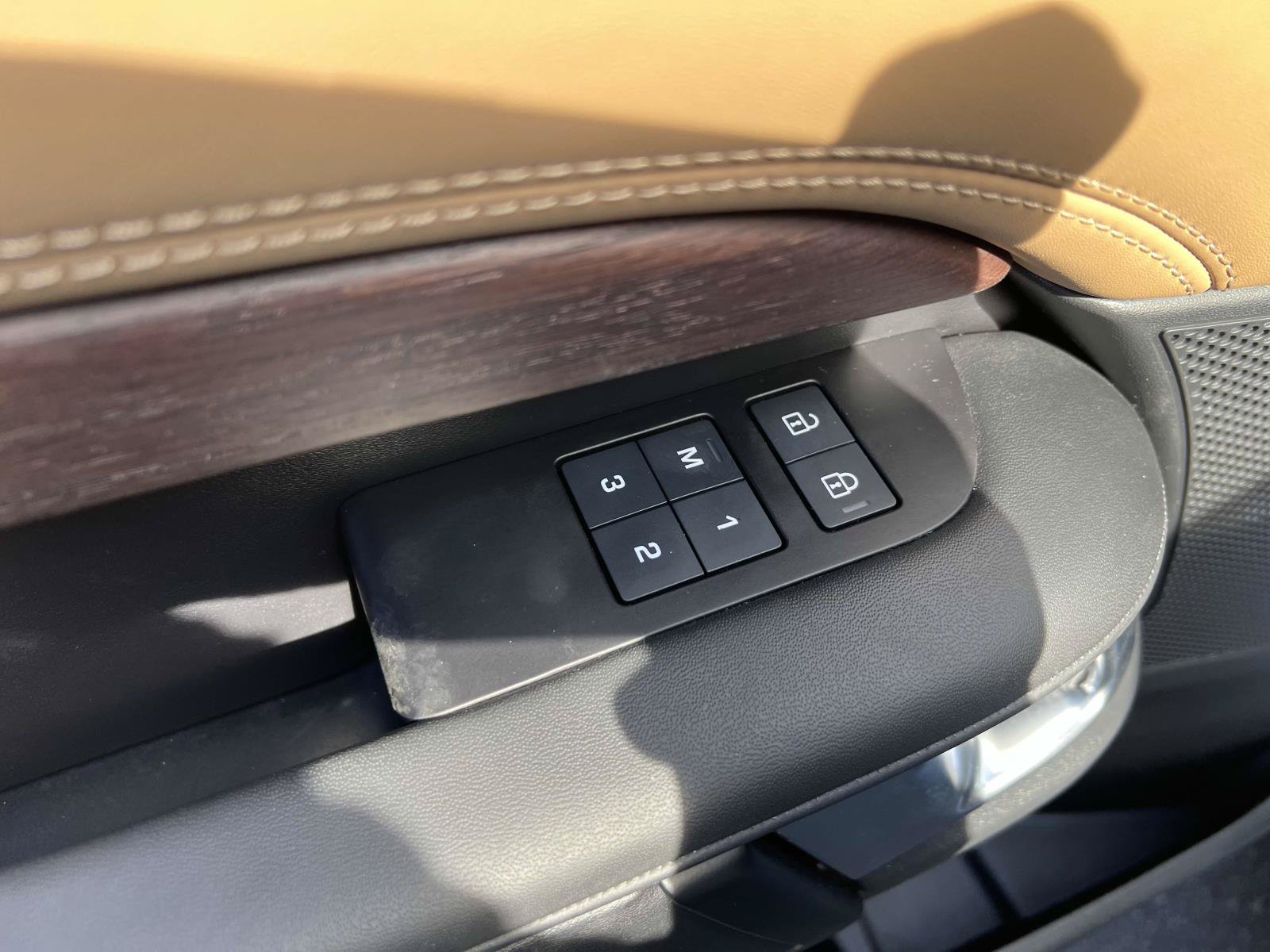 Used 2023 Land Rover Discovery HSE R-Dynamic AWD/4WD image 18