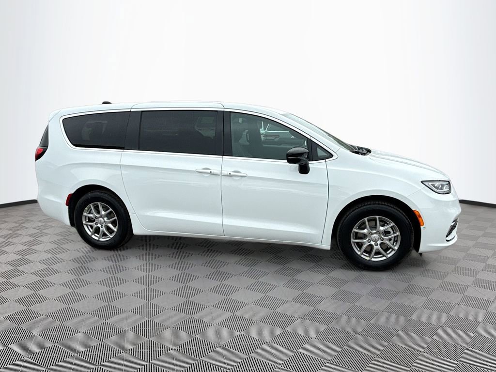 New 2026 Chrysler Pacifica Select FWD image 4