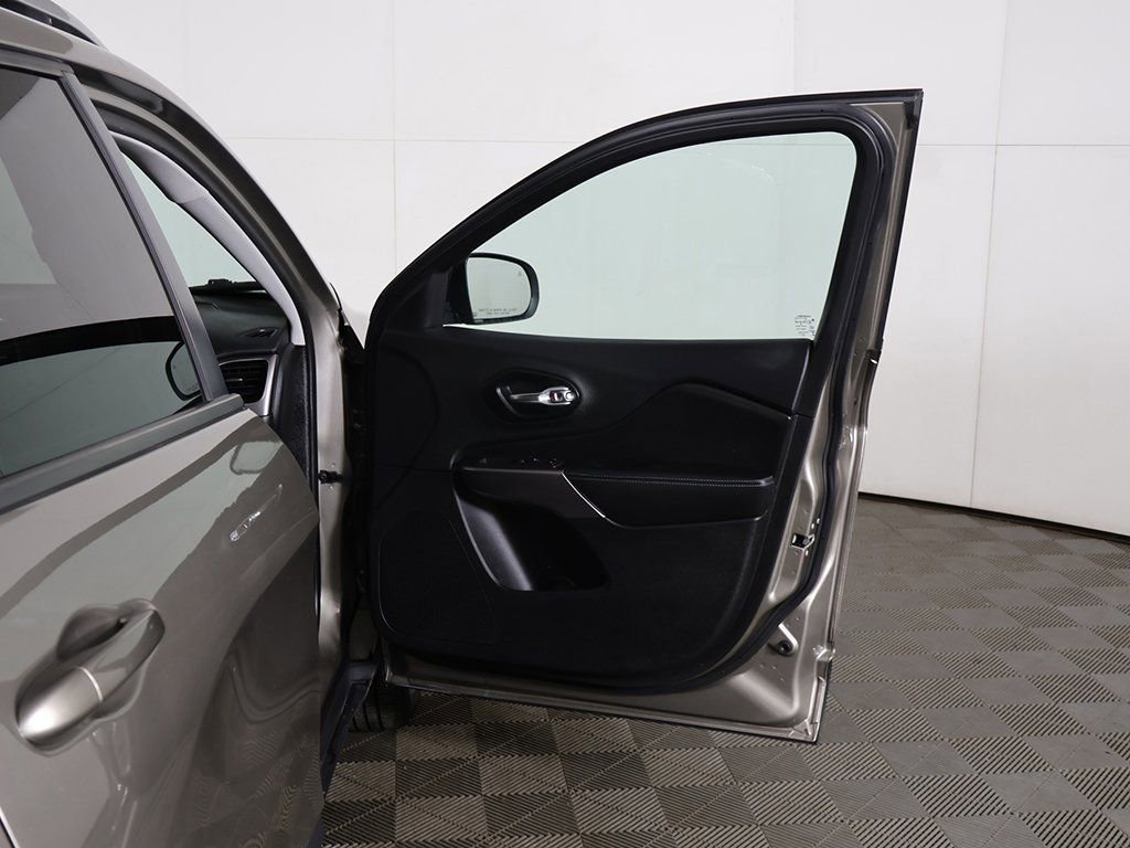 Used 2021 Jeep Cherokee Latitude image 16