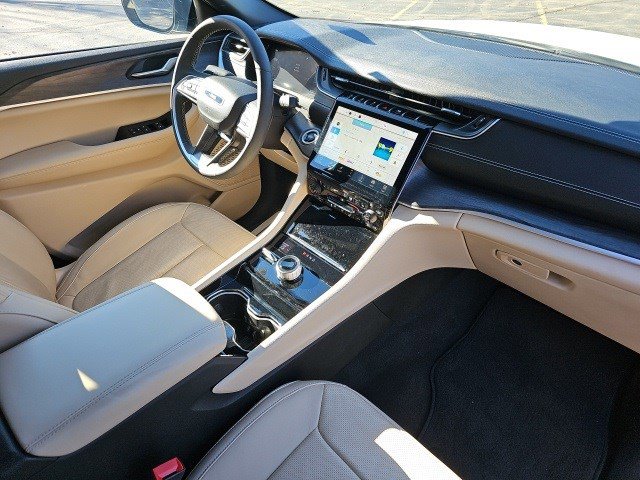 Used 2023 Jeep Grand Cherokee Limited w/ Luxury Tech Group II image 14