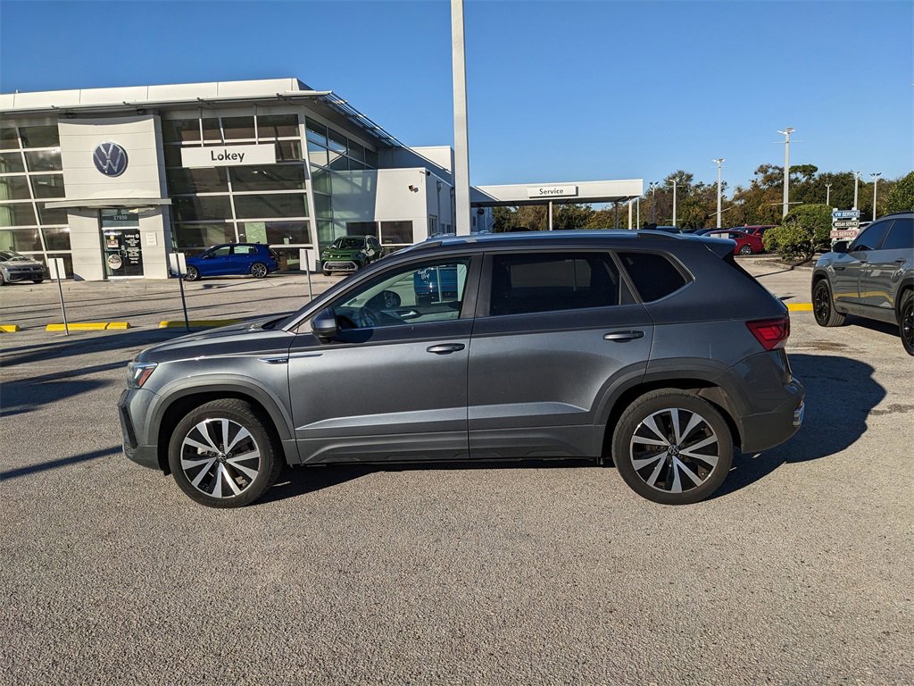 Used 2023 Volkswagen Taos SE w/ Panoramic Sunroof Package image 4