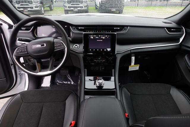 New 2025 Jeep Grand Cherokee Altitude image 25