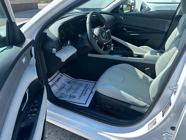 New 2025 Hyundai Elantra Limited image 8