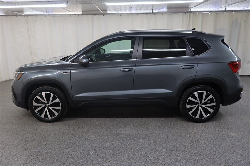 Used 2023 Volkswagen Taos SE w/ Panoramic Sunroof Package AWD/4WD image 4