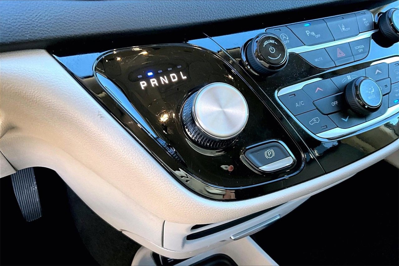 Certified 2024 Chrysler Pacifica Touring-L image 30