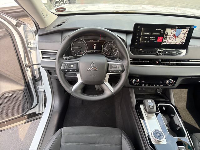 Used 2025 Mitsubishi Outlander SE FWD image 15
