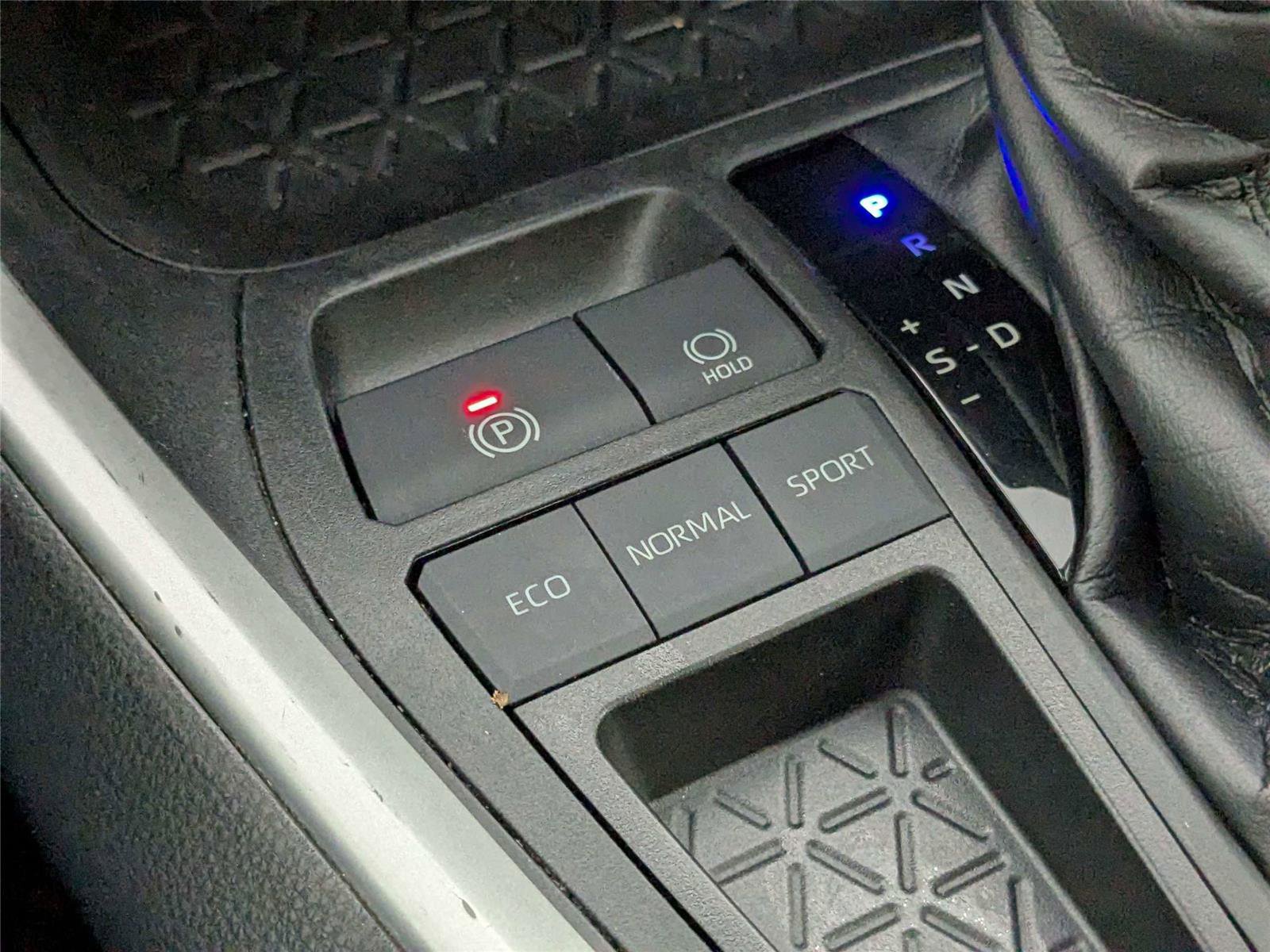 Used 2021 Toyota RAV4 XLE w/ Convenience Package image 25