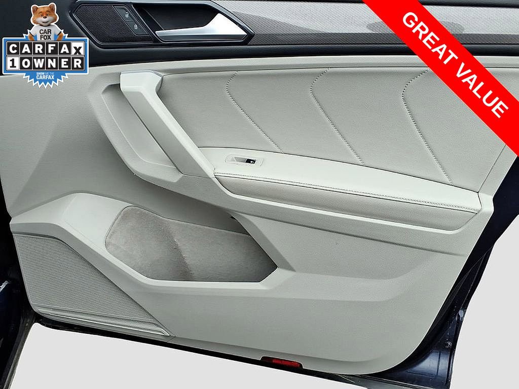 Used 2024 Volkswagen Tiguan SE w/ Panoramic Sunroof Package AWD/4WD image 9