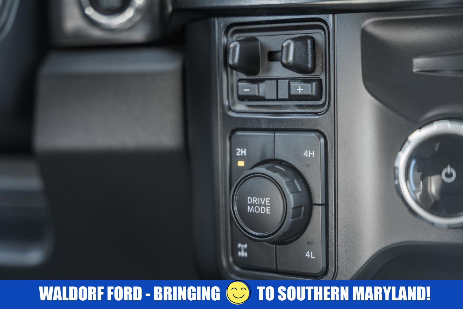 Used 2025 Ford F350 Lariat w/ Chrome Package image 32