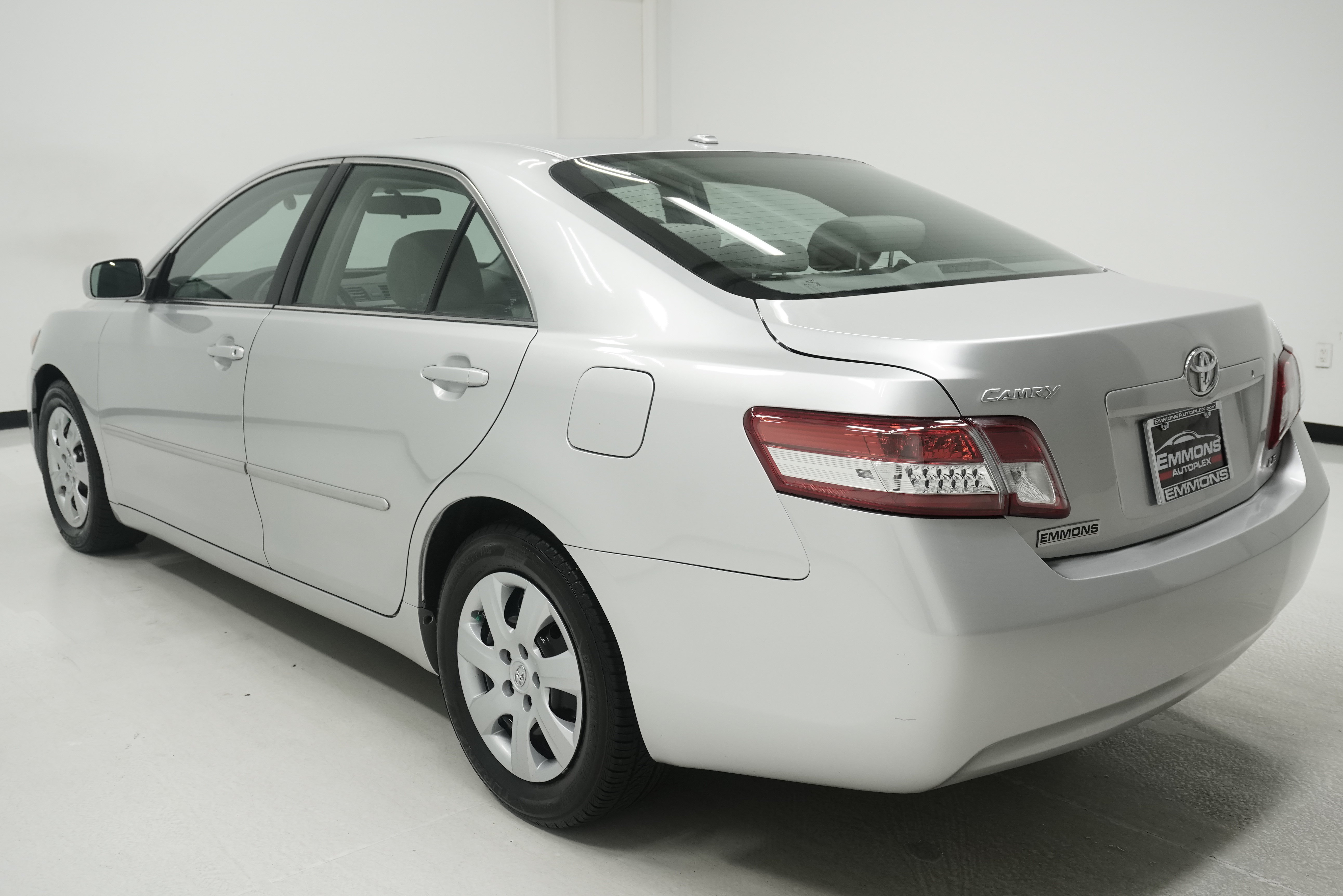 Used 2010 Toyota Camry LE FWD image 5
