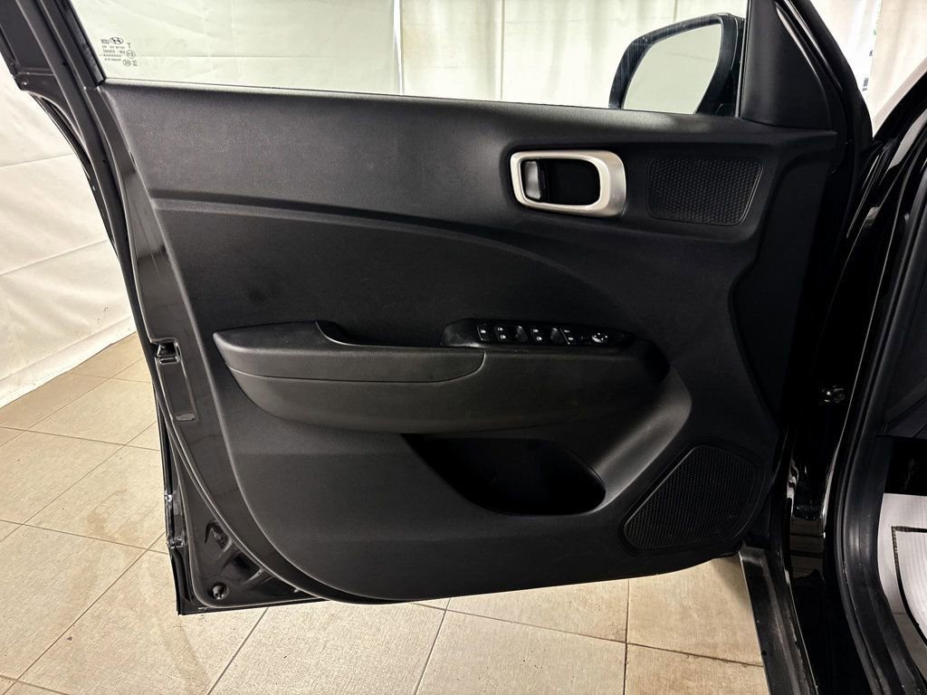 Used 2020 Hyundai Venue SE image 13