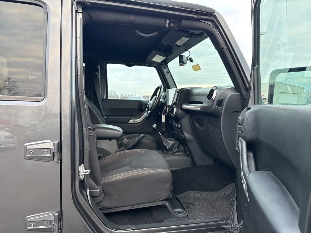 Used 2017 Jeep Wrangler Unlimited Sahara image 35