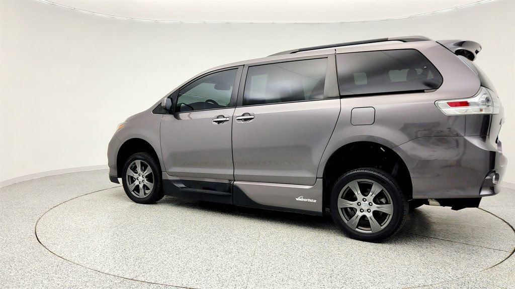Used 2017 Toyota Sienna SE Premium image 7