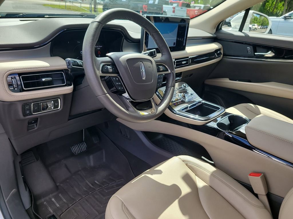 Used 2022 Lincoln Nautilus FWD w/ Premium Package image 16